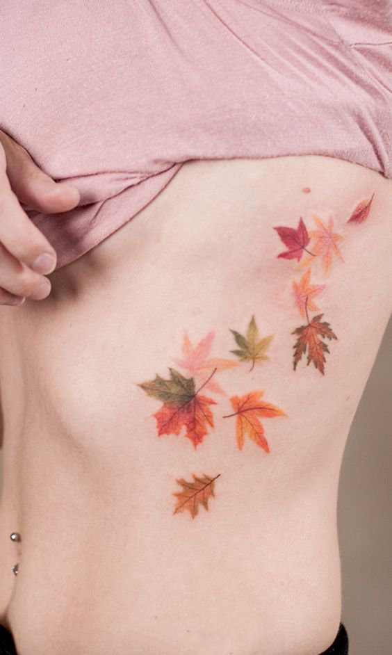 一组秋天里的梦幻枫叶纹身图片