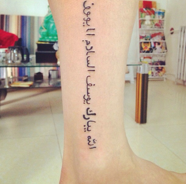 小腿部的个性阿拉伯数字纹身图片