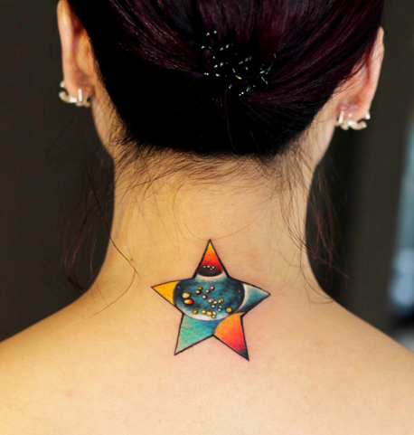 女性颈部星空五角星纹身图片