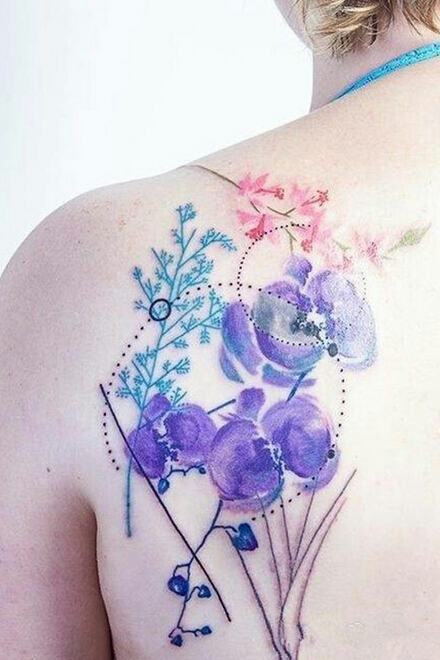 背部漂亮的水彩花纹身图片