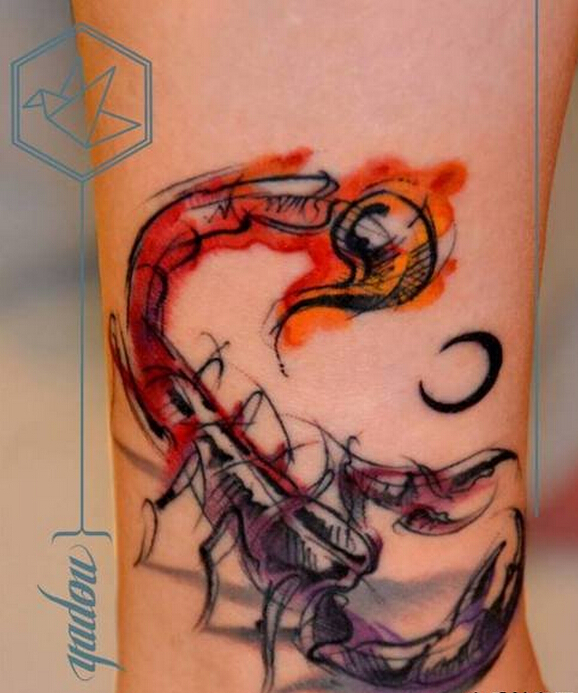 腿部水墨蝎子纹身图片
