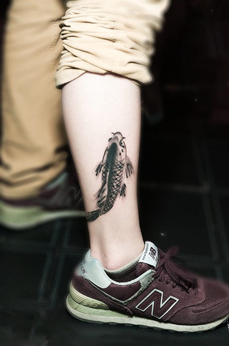腿部漂亮的水墨鲤鱼纹身图片