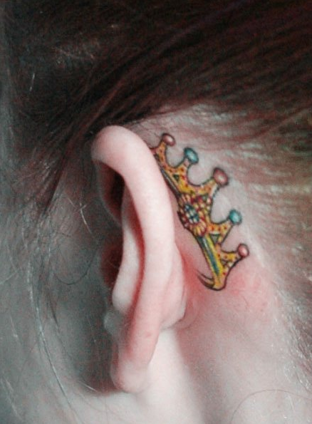 女生耳部小巧时尚的皇冠纹身图片