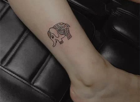 脚踝上的可爱小象纹身