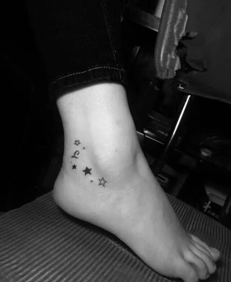 流行的小清新脚踝星星纹身