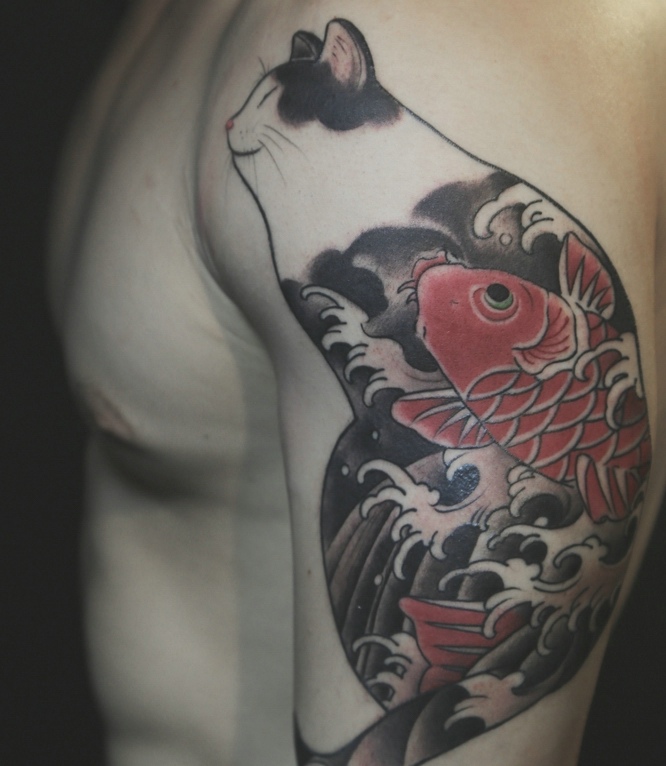 大臂传统红鲤鱼纹身图片个性十足