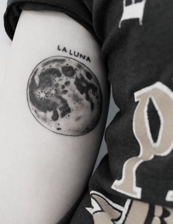大腿上漂亮的月球纹身图片