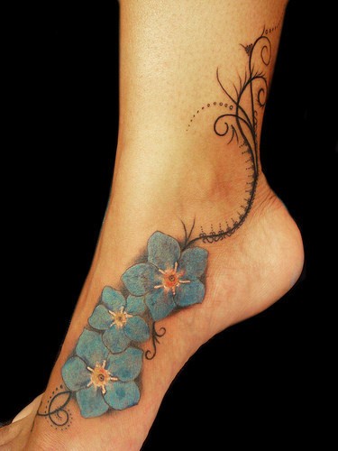 女士脚部彩色花朵刺青图案