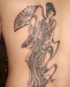 女性背部艺妓纹身图片