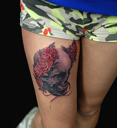 腿部女子美艳花朵骷髅纹身图片