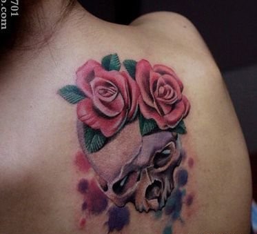 女孩子背部精美的一张骷髅玫瑰花纹身图片