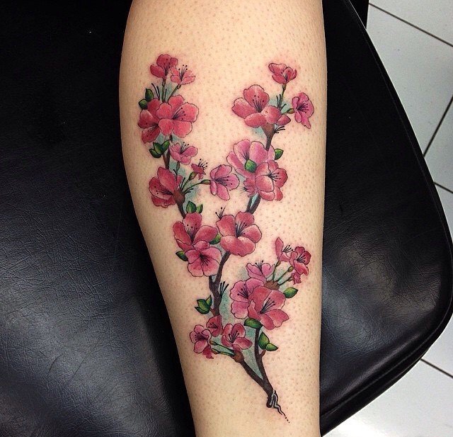 女生中国风梅花纹身小花朵植物颜料纹身图片
