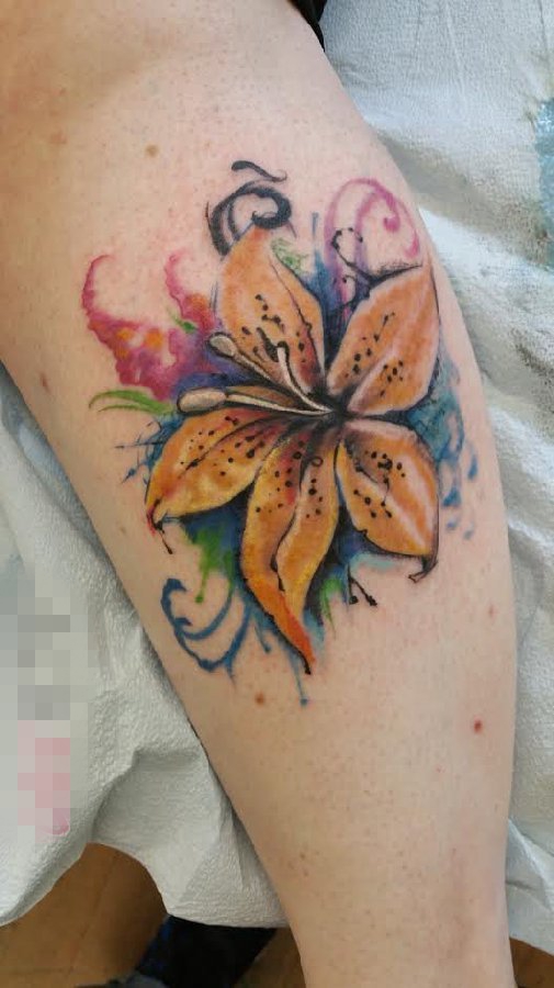 女生手臂上彩绘水彩创意花朵纹身图片