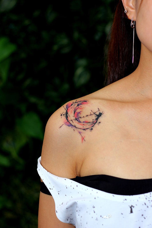 女性锁骨月亮图腾彩绘纹身图片