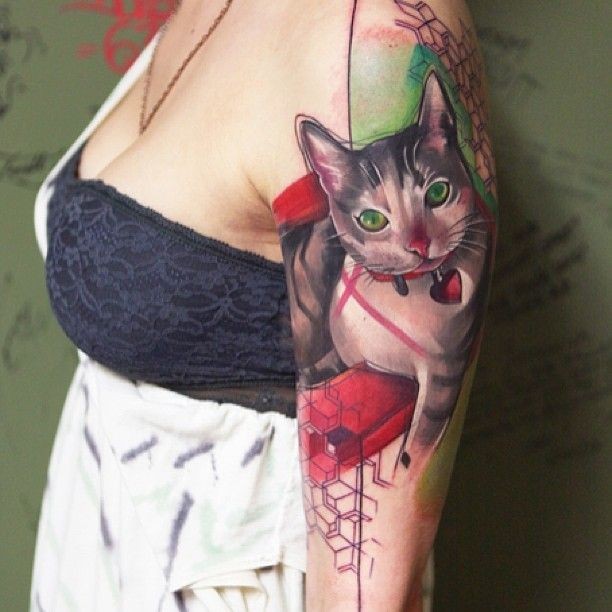手臂写实风格彩色猫与心形纹身图片