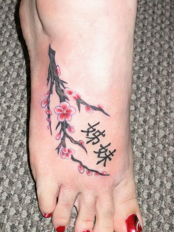 脚背可爱的樱花和汉字纹身图片