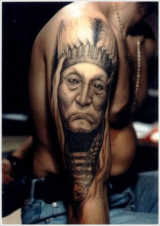 手臂逼真的黑灰老印第安人肖像纹身图片