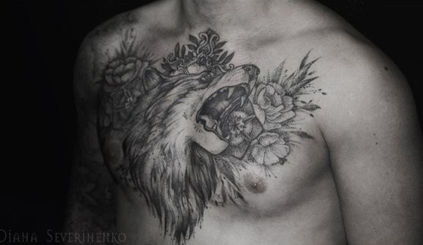 胸部黑灰狼与花朵纹身图片