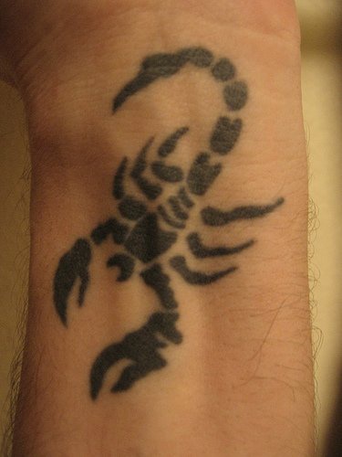 黑蝎子手腕纹身图片