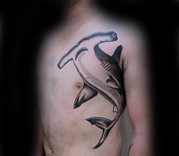 胸部神奇的雕刻风格黑色锤头鲨纹身图片