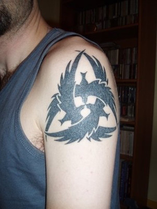大臂个性黑色乌鸦组合标志纹身图片
