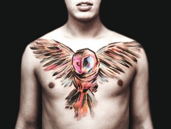 可爱的水彩大猫头鹰胸部纹身图片