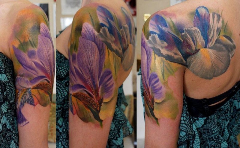 大臂自然好看的彩色花朵纹身图片
