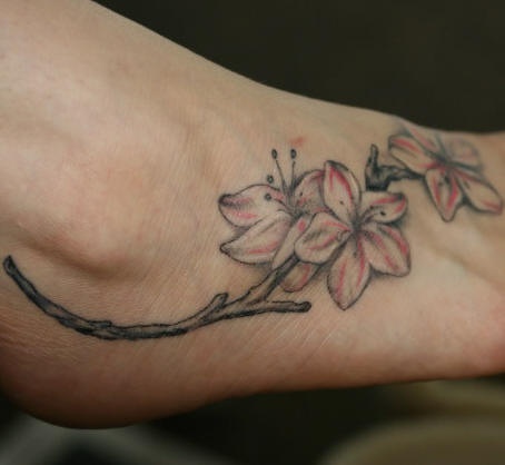脚背美丽绽放的花朵纹身图片