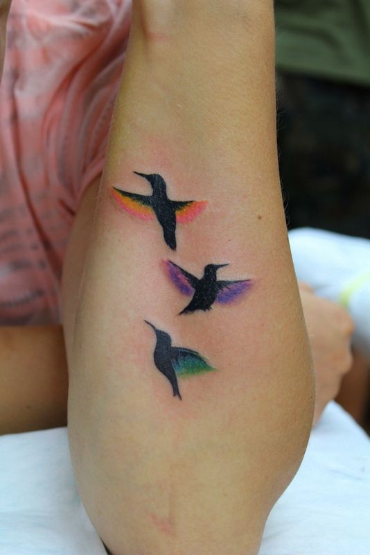 小臂不同颜色翅膀的小鸟纹身图片