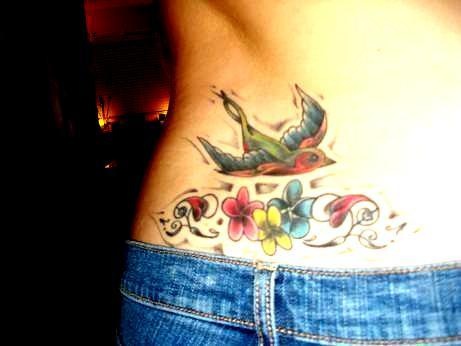 腰部彩色的小燕子与花朵纹身图片