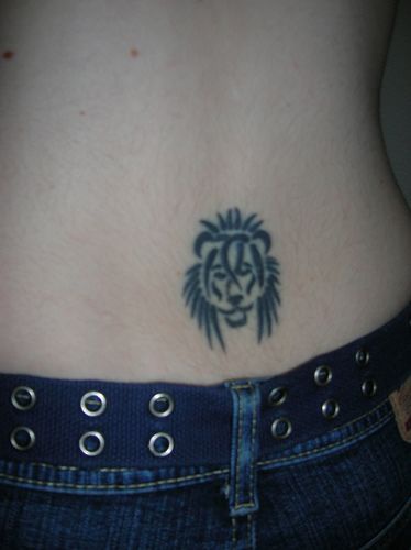腰部黑色的狮子头纹身图片