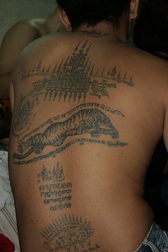 背部宗教字母符号和老虎纹身图片