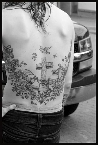 背部花朵十字架小鸟纹身图片