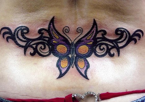 腰部明亮的蝴蝶与图腾纹身图片