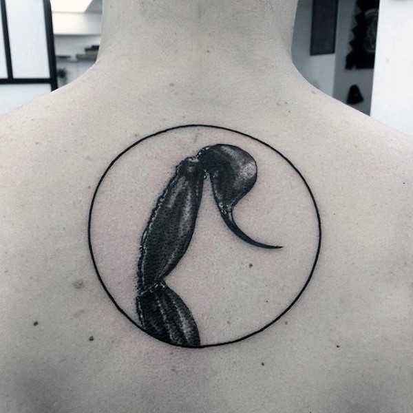 背部令人印象深刻的黑色蝎子尾纹身图片