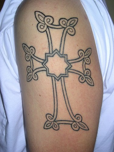 手臂黑色线条的花纹十字架纹身图片