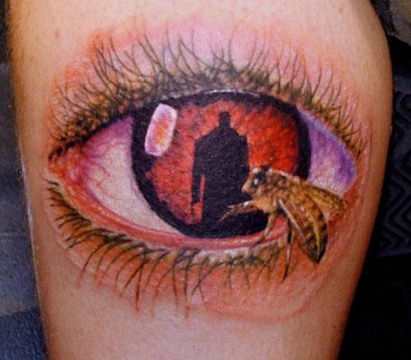 腿部彩绘神秘的眼睛与蜜蜂纹身图片