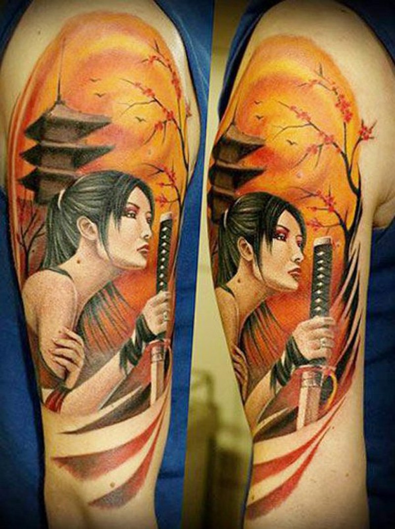 大臂五彩的精美亚洲女人与剑纹身图片