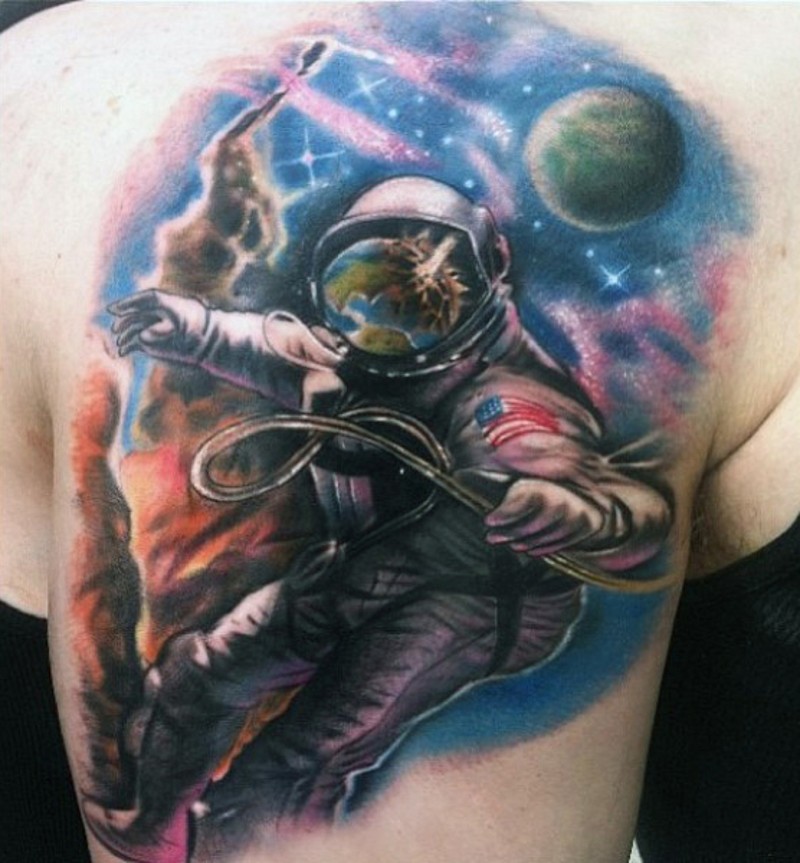 大臂七彩太空行星和宇航员纹身图片