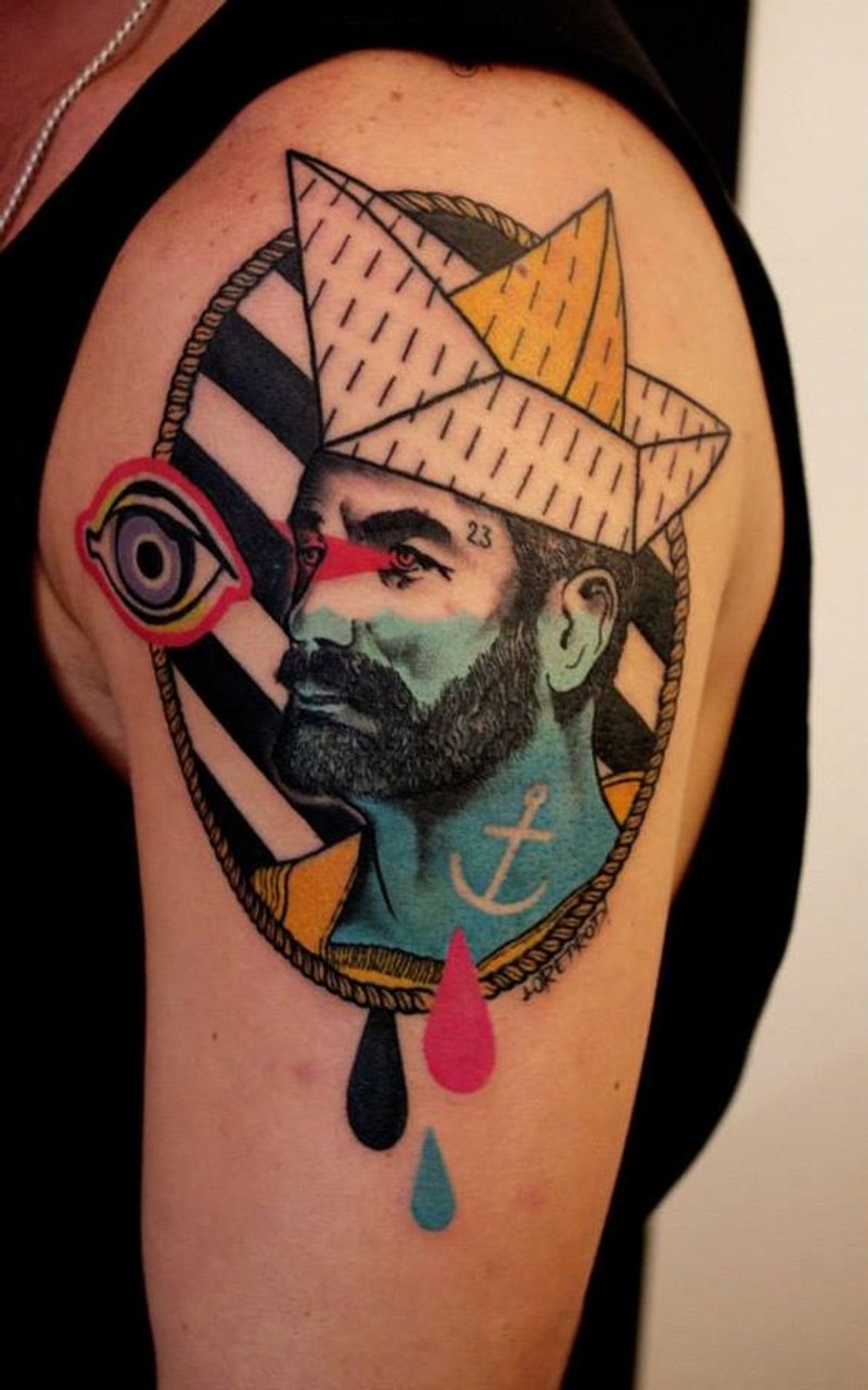 大臂独特风格的神秘彩色纸船和男性肖像纹身图片