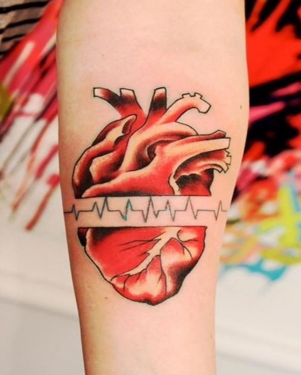 手臂心电图与红色心脏纹身图片