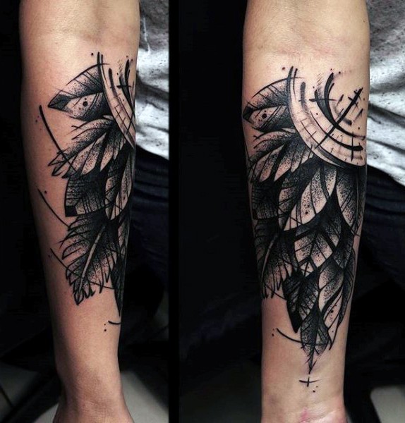 手臂黑色的指南针与羽毛点刺纹身图片