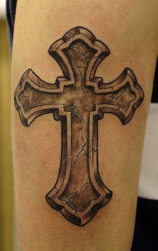 写实石头十字架纹身图片