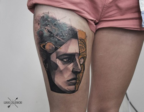 大腿现代风格的彩色行星与人脸纹身图片