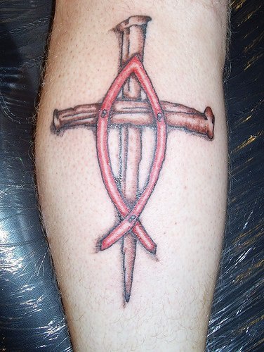 十字架和红色丝带纹身图片