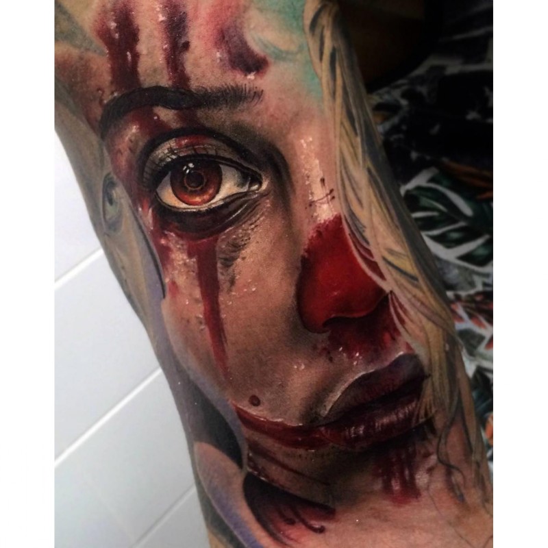 彩色恐怖风格逼真的血腥女人肖像纹身图片