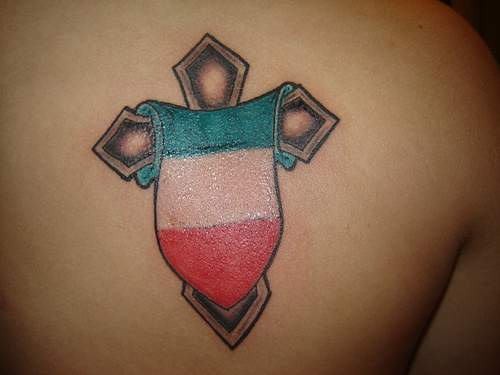十字架与意大利国旗纹身图片