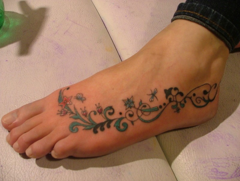 女性脚背彩色花朵藤蔓纹身图片
