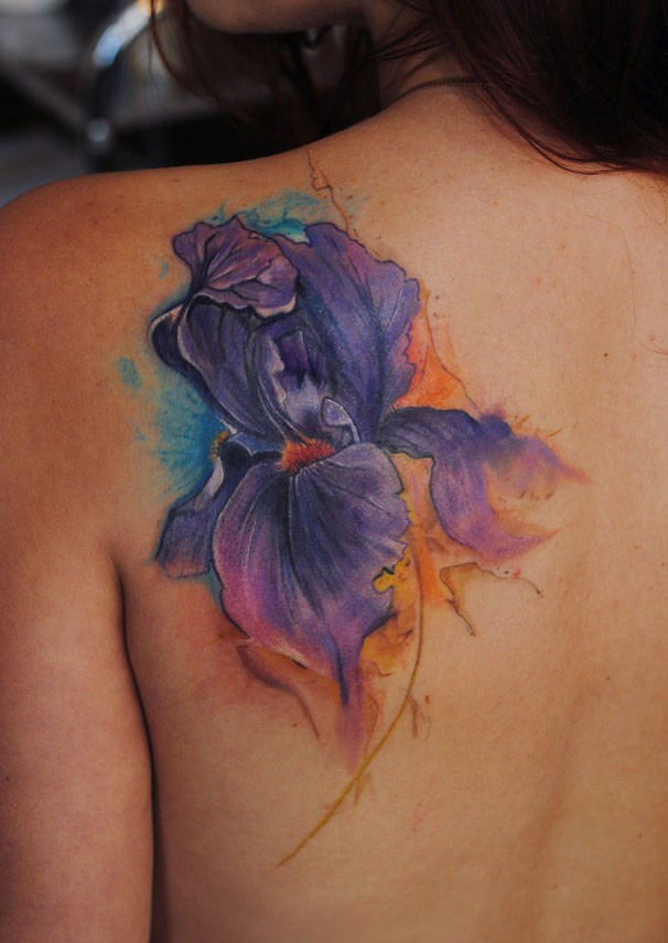 女性后背水彩色花朵纹身图片