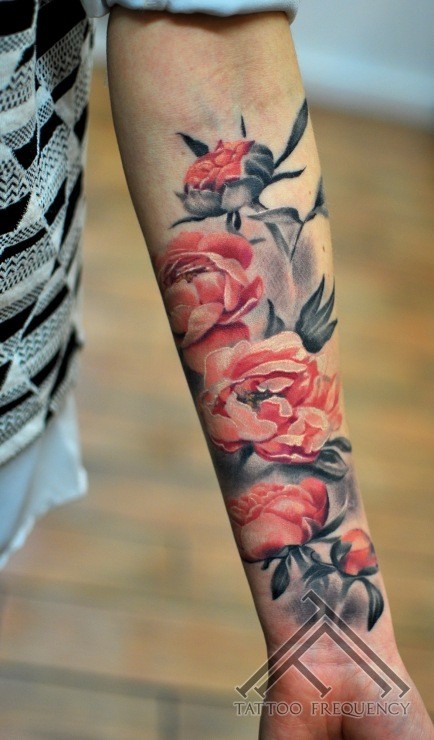 手臂逼真的彩色各种花卉纹身图片